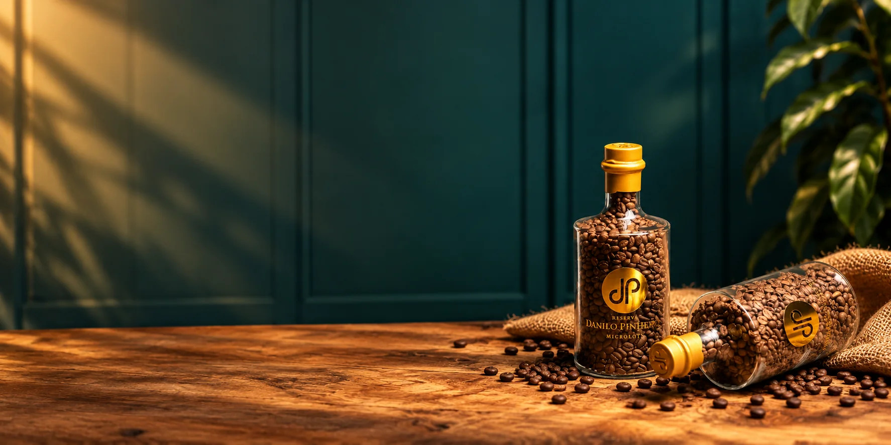 Garrafas da Reserva Danilo Pinheiro sobre uma mesa de madeira, com grãos de café espalhados